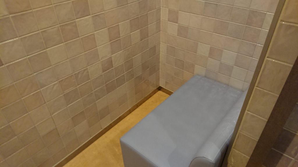 京都水族館の授乳室のソファー